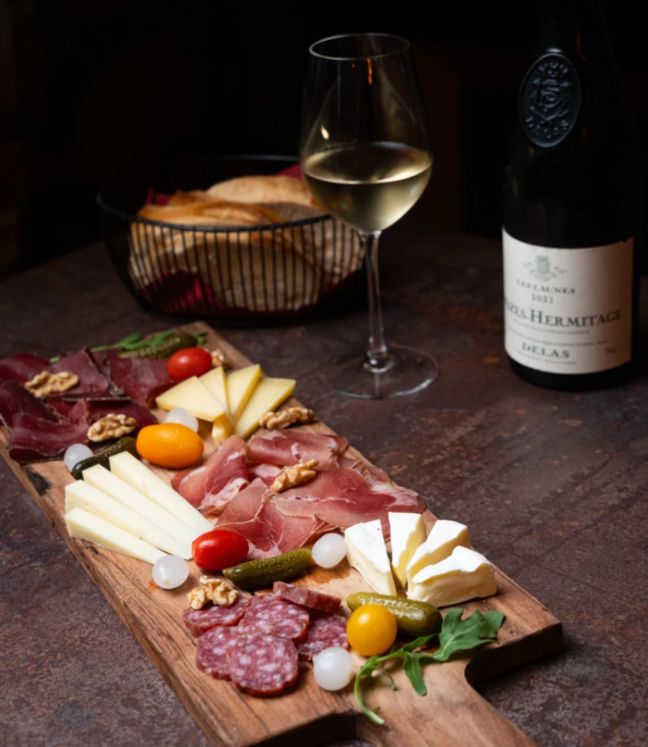 Plateau ap&eacute;ro du Trois Quarts &mdash; charcuterie, fromages et bouteille s&eacute;lectionn&eacute;e par la maison